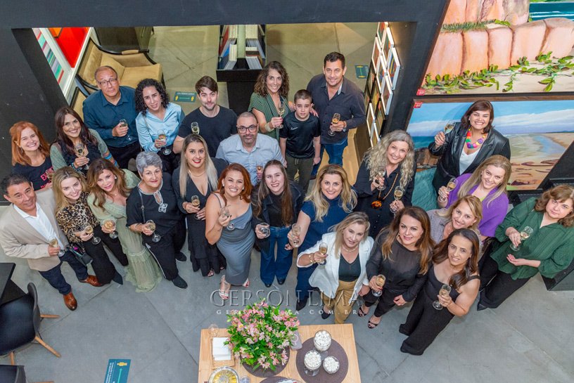 Alunos do Centro Europeu assinam Vitrine e Hall da Moldura Minuto